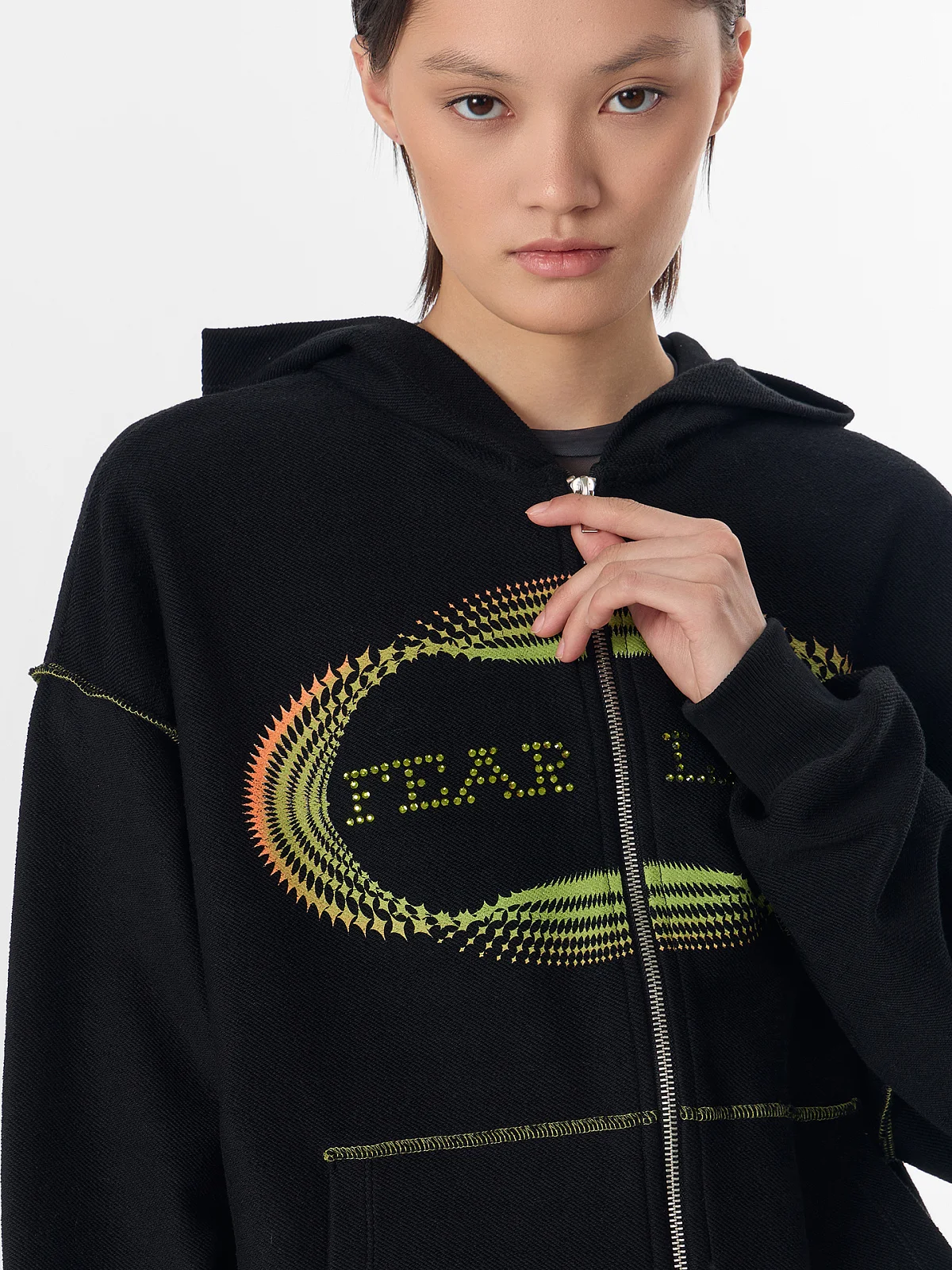 Толстовка женская черная с надписью "Fear less" - 6