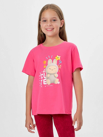 картинка Футболка для девочек розовая с принтом от известного бренда одежды для девочек Mark Formelle