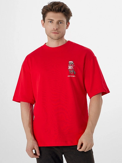 картинка Футболка оверсайз мужская красная с принтом от магазина мужской одежды Mark Formelle