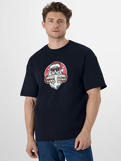 картинка Футболка мужская черная с новогодним принтом от магазина мужской одежды Mark Formelle