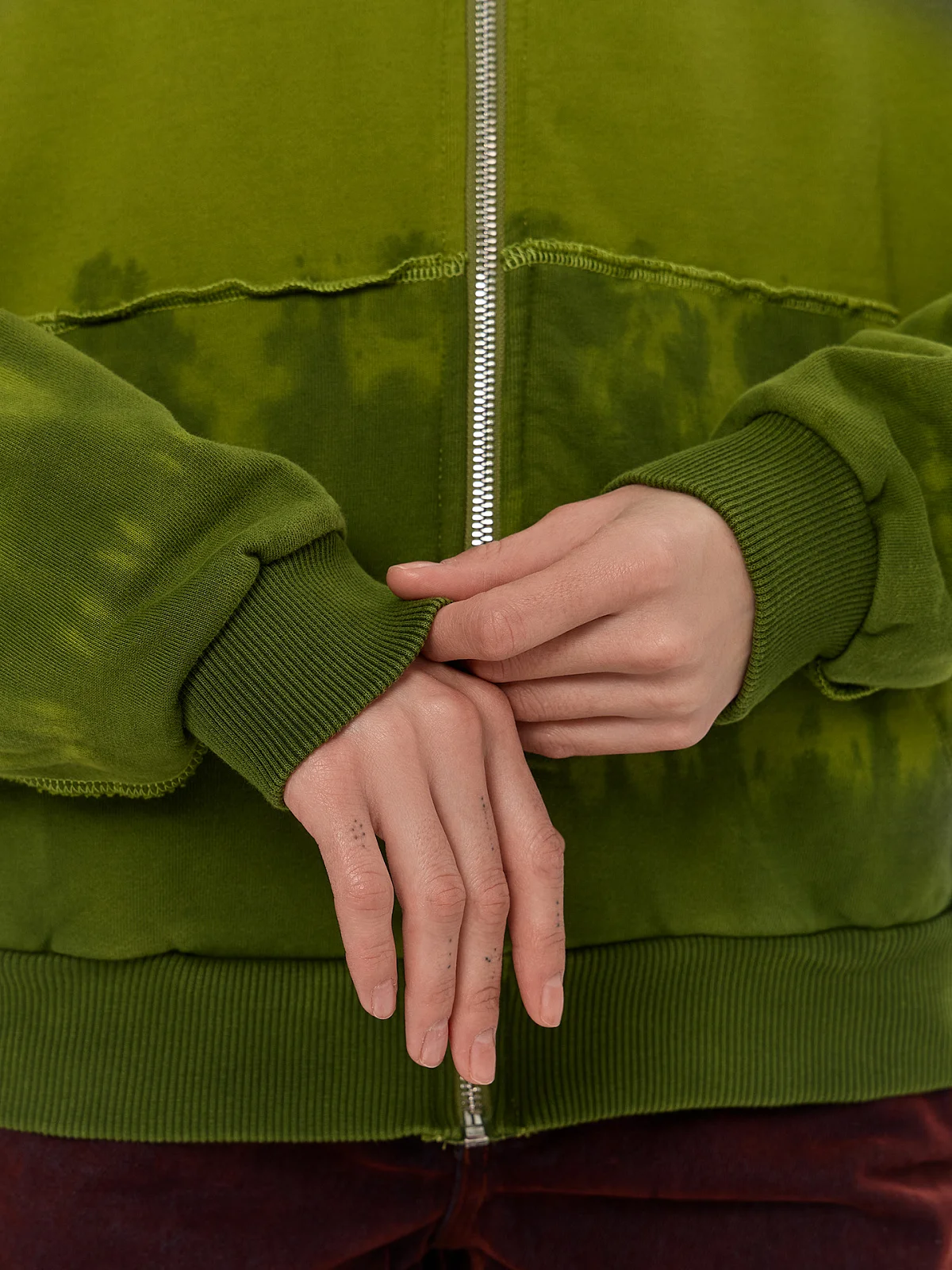 Толстовка женская зеленая на молнии