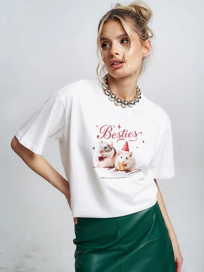 картинка Футболка женская белая с надписью "Besties" от магазина стильной одежды Mark Formelle