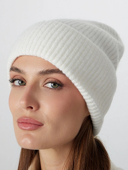 картинка Шапка зимняя женская белая от магазина стильной одежды Mark Formelle