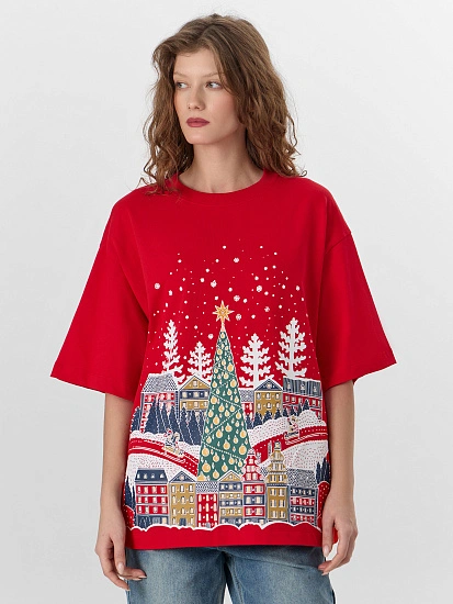 картинка Футболка женская красная с новогодним принтом от магазина стильной одежды Mark Formelle