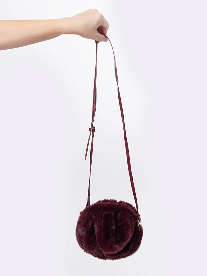 картинка Сумка женская меховая бордовая от магазина стильной одежды Mark Formelle
