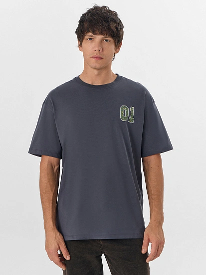 картинка Футболка мужская серая с надписью от магазина мужской одежды Mark Formelle