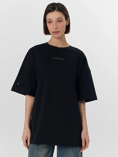 картинка Футболка женская оверсайз черная с принтом от магазина стильной одежды Mark Formelle