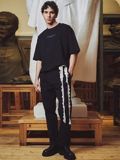 картинка Футболка мужская черная с надписью от магазина мужской одежды Mark Formelle