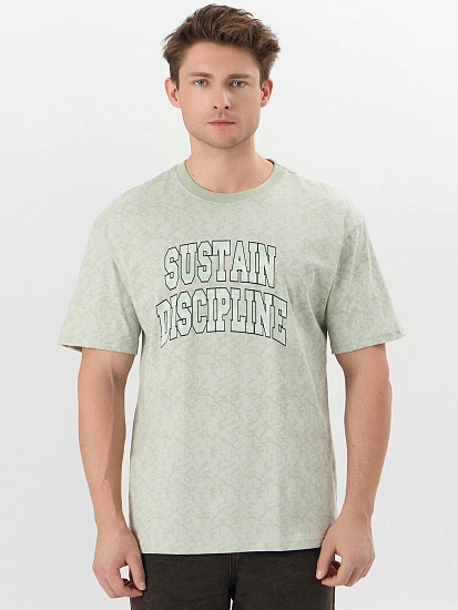 картинка Футболка мужская зеленая с надписью от магазина мужской одежды Mark Formelle