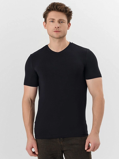 картинка Футболка мужская черная от магазина мужской одежды Mark Formelle