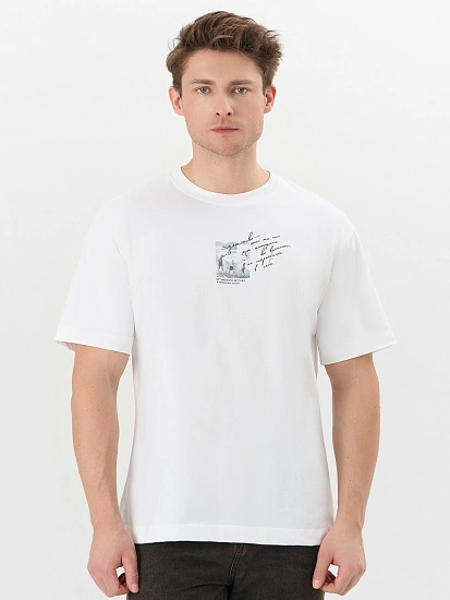 картинка Футболка мужская белая с надписью от магазина мужской одежды Mark Formelle