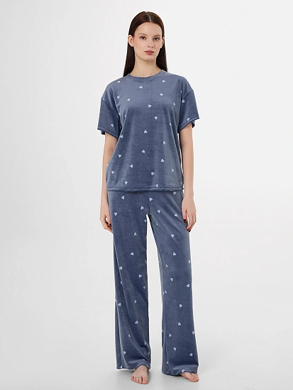 картинка Комплект домашний женский велюровый синий с принтом в сердечко от магазина стильной одежды Mark Formelle