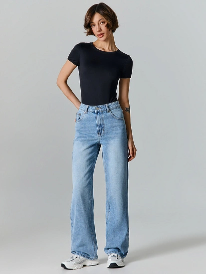 картинка Джинсы женские wide leg синие от магазина стильной одежды Mark Formelle