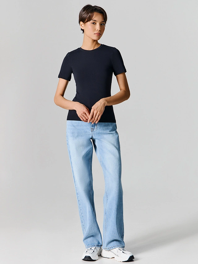 Футболка женская черная прилегающего силуэта - 3