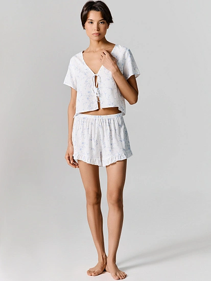 картинка Комплект женский домашний молочный с цветочным принтом от магазина стильной одежды Mark Formelle