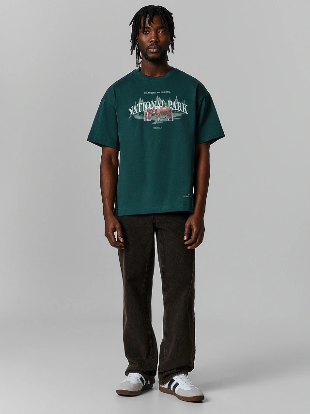 Футболка мужская зеленая с принтом зубров и надписью "Беловежская пуща. Национальный парк" - 2