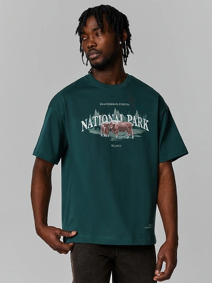 картинка Футболка мужская зеленая с принтом зубров и надписью "Беловежская пуща. Национальный парк" от магазина мужской одежды Mark Formelle