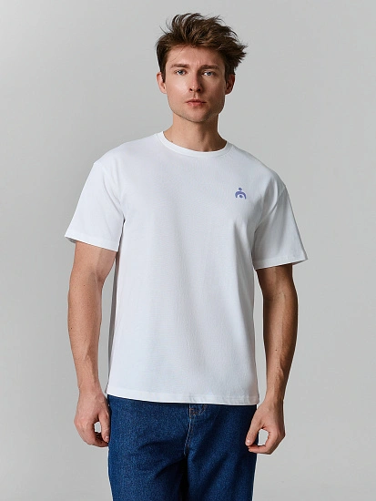 картинка Футболка мужская белая с принтом на спине от магазина мужской одежды Mark Formelle