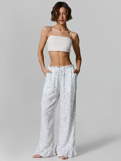 картинка Брюки домашние женские молочные с  цветочным принтом от магазина стильной одежды Mark Formelle