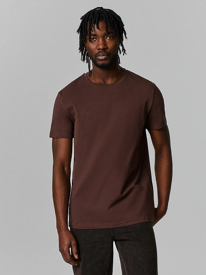 картинка Футболка мужская базовая коричневая от магазина мужской одежды Mark Formelle