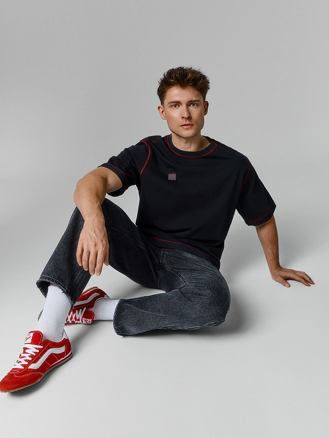 Футболка мужская черная с контрастными швами - 4