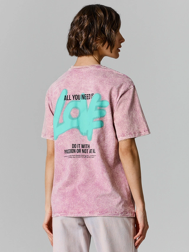 Футболка оверсайз женская розовая с надписью "All you need is love" - 3