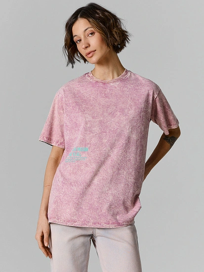 картинка Футболка оверсайз женская розовая с надписью "All you need is love" от магазина стильной одежды Mark Formelle