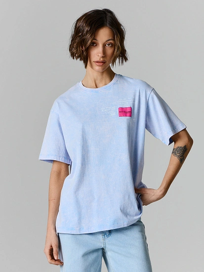 картинка Футболка оверсайз женская голубая с обработкой эйсид от магазина стильной одежды Mark Formelle