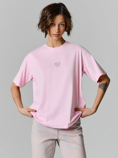 картинка Футболка оверсайз женская розовая с сердечком от магазина стильной одежды Mark Formelle