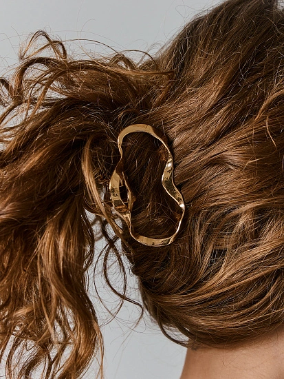 картинка Заколка-крабик для волос женская в золотом цвете от магазина стильной одежды Mark Formelle