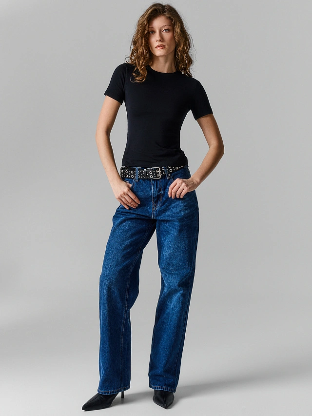 Футболка женская черная прилегающего силуэта - 3