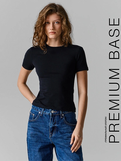 картинка Футболка женская черная прилегающего силуэта от магазина стильной одежды Mark Formelle