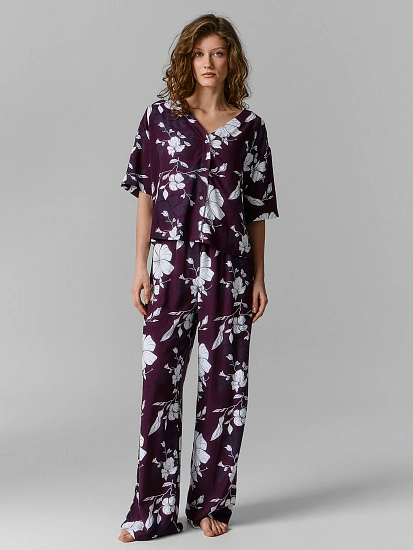 картинка Комплект домашний женский фиолетовый с цветочным принтом от магазина стильной одежды Mark Formelle