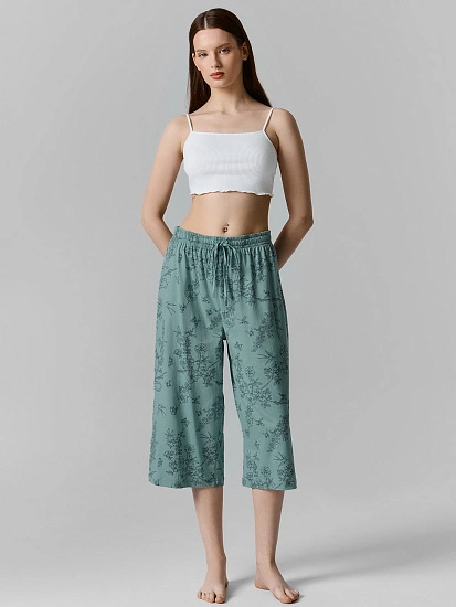 картинка Бриджи домашние женские широкие зеленые с узором от магазина стильной одежды Mark Formelle