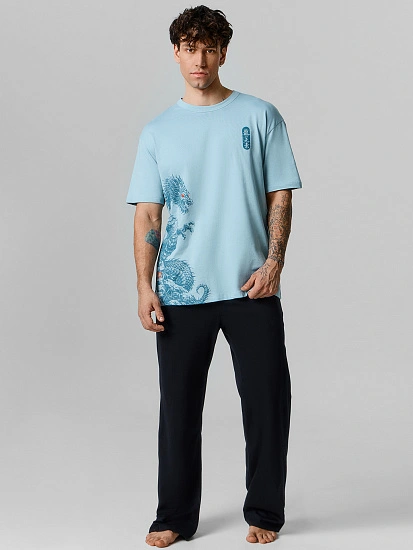 картинка КОМПЛЕКТ МУЖСКОЙ (ФУТБОЛКА, БРЮКИ) от магазина мужской одежды Mark Formelle