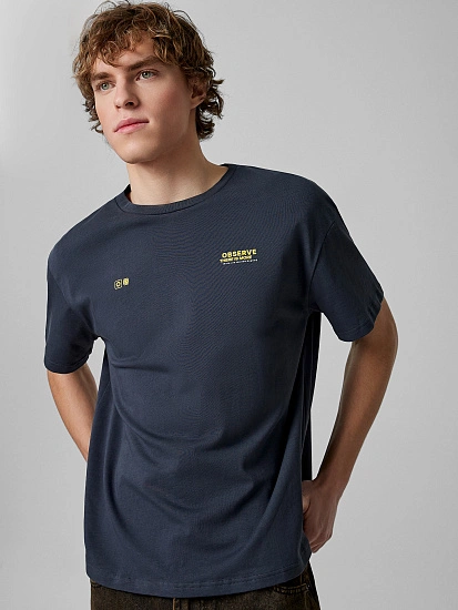 картинка Футболка мужская серая прямого кроя от магазина мужской одежды Mark Formelle