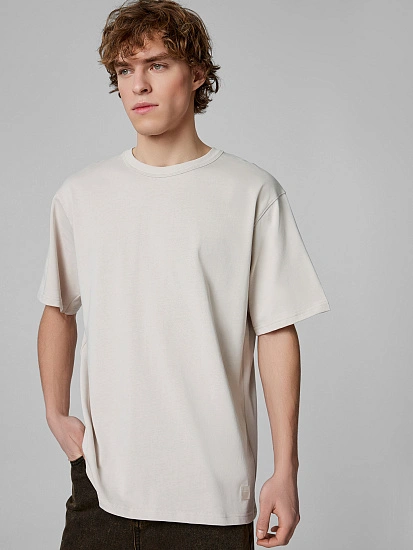 картинка Футболка прямая мужская бежевая от магазина мужской одежды Mark Formelle