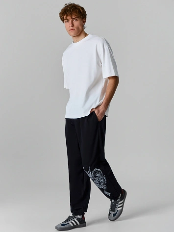 Брюки-бананы домашние мужские черные с принтом