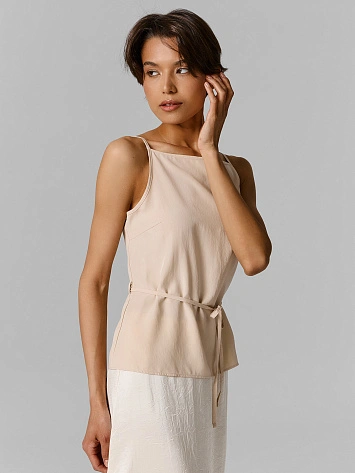 Блузка женская бежевая на тонких бретелях с поясом