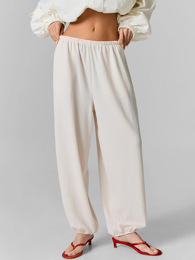 Брюки джоггеры женские молочные свободного кроя - 2