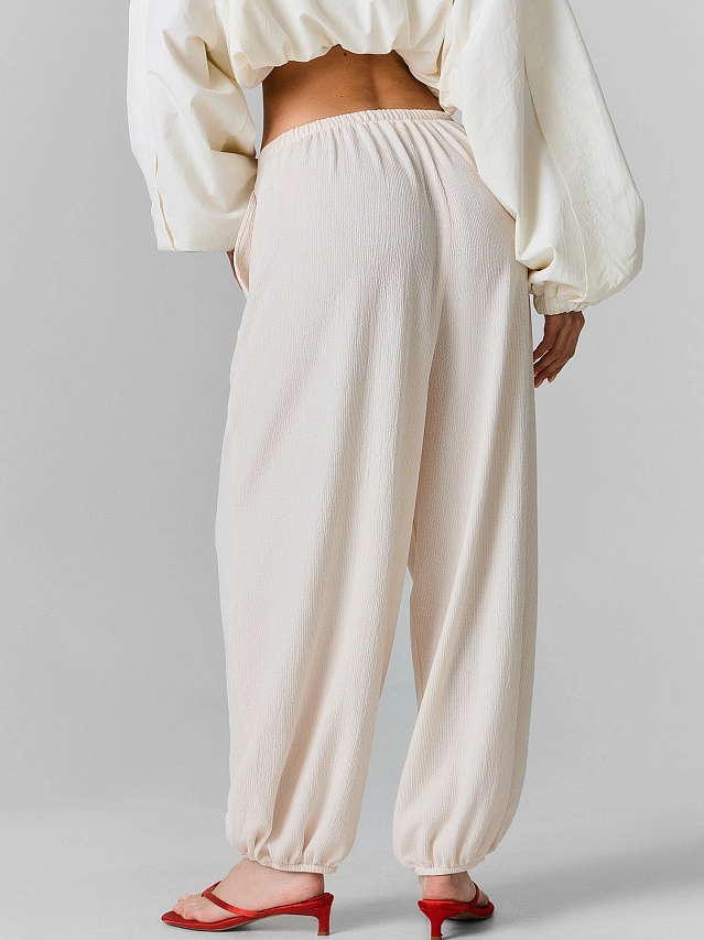 Брюки джоггеры женские молочные свободного кроя - 3