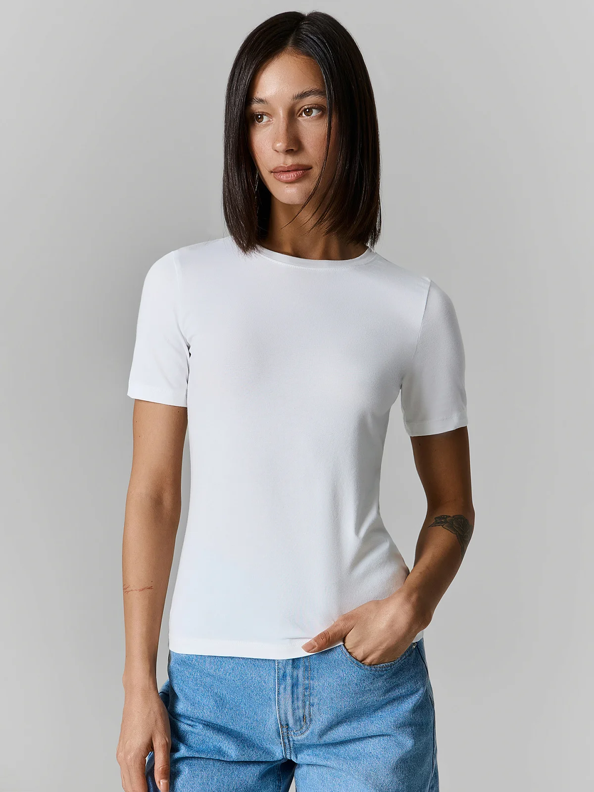 Футболка женская белая прилегающего силуэта базовая