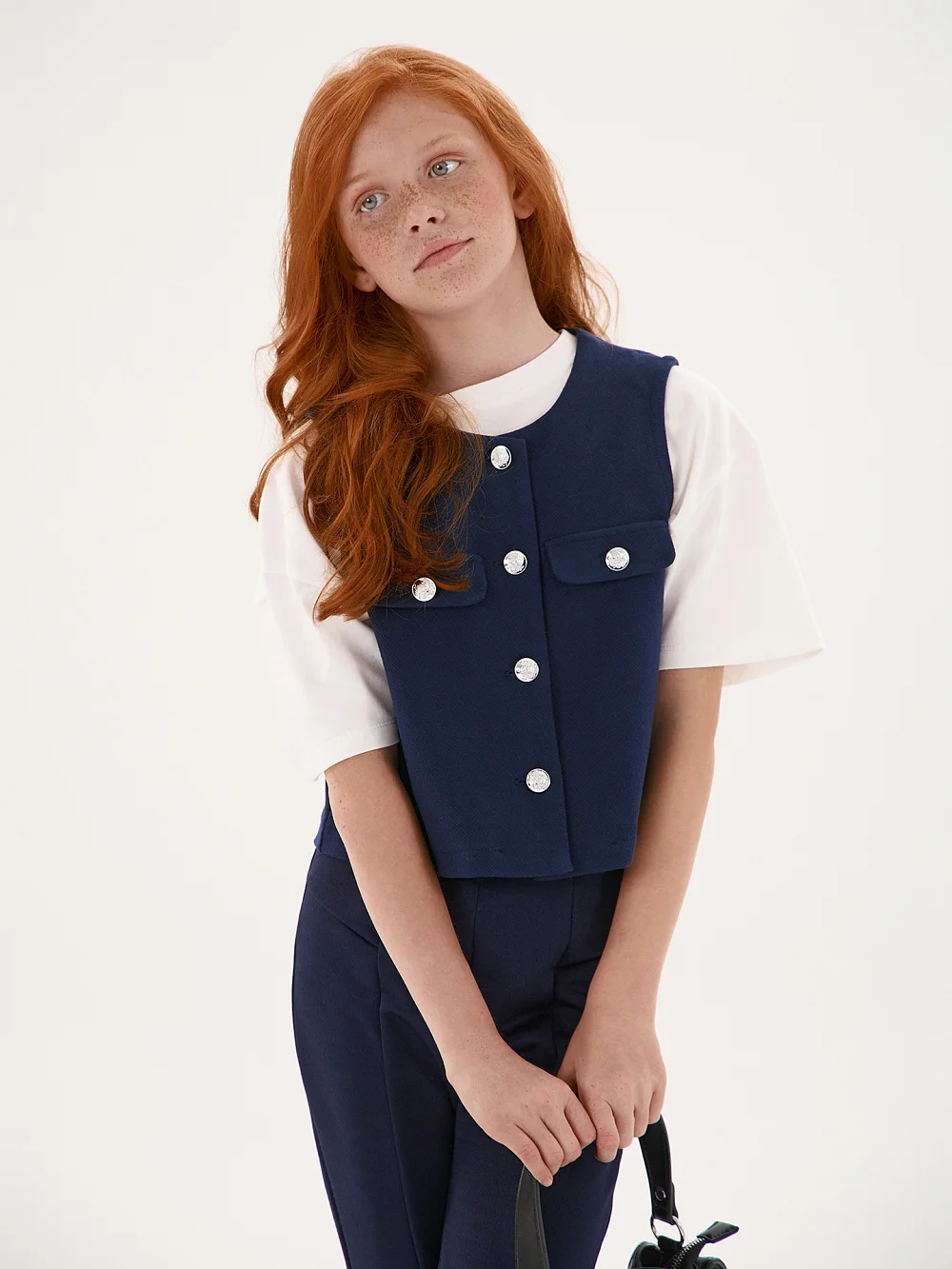 картинка Жилет школьный для девочек синий на пуговицах от известного бренда одежды для девочек Mark Formelle