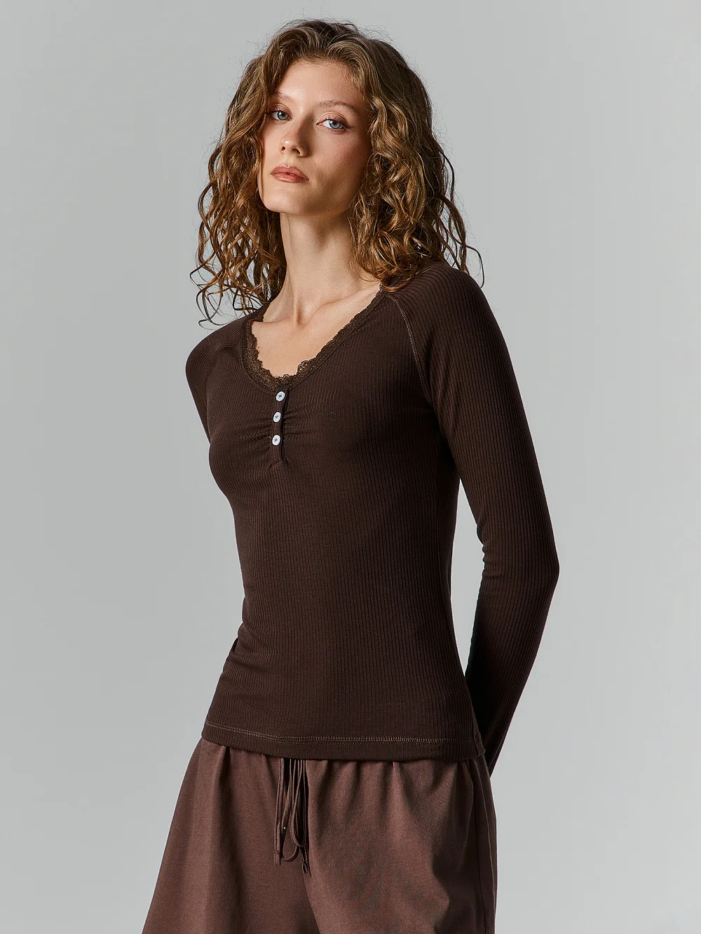 Джемпер женский коричневый с кружевом